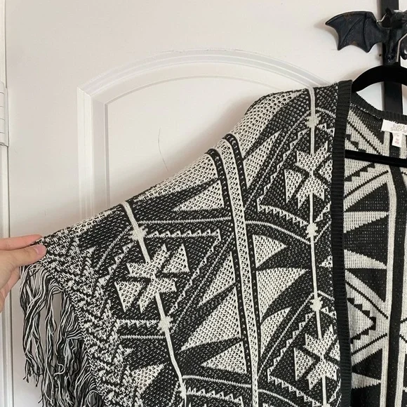Sun & Shadow Bohemian Geometric Black and Cream Poncho Fringe Detail size M - Picture 5 of 11
